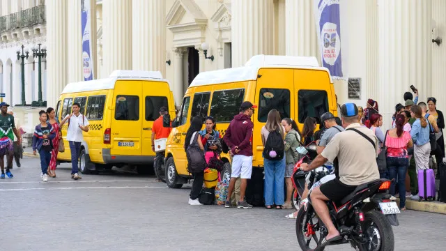 
                    Cuba debate reformas econômica e social em meio ao bloqueio dos EUA
                