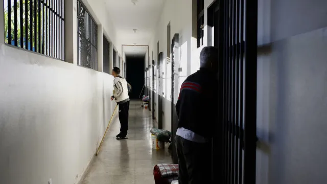 Polícia prende madrasta e avó de menino de 11 anos achado morto em casa