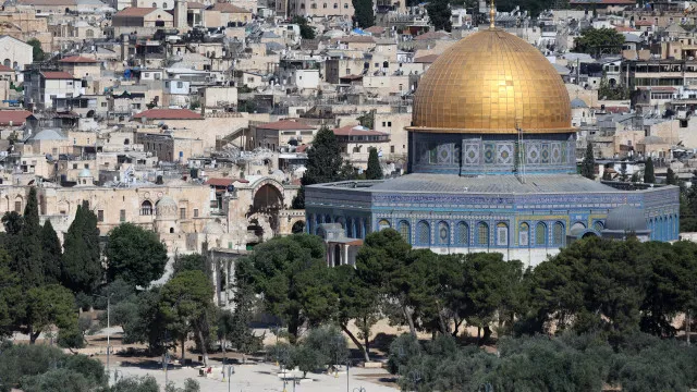 
                    Polícia israelense impede cardeal de Jerusalém de celebrar missa na igreja do Santo Sepulcro
                
