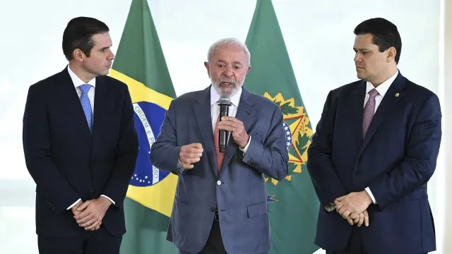 
                    Lula, Motta e Alcolumbre acertam avanço de fim da escala 6x1
                