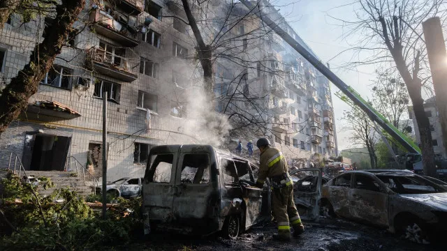 
                    Rússia anuncia ataque inédito e pede que estrangeiros deixem Kiev
                