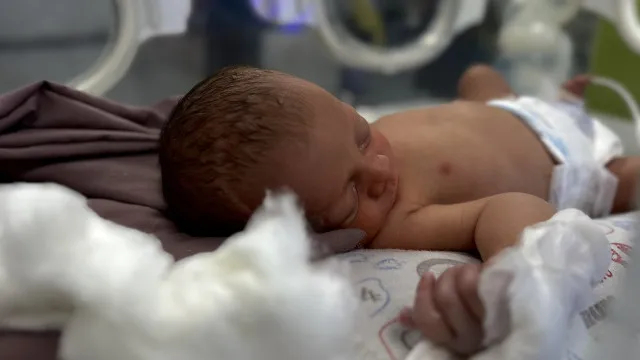 
                    Mãe que torturava bebê de 20 dias para se vingar do pai é condenada
                