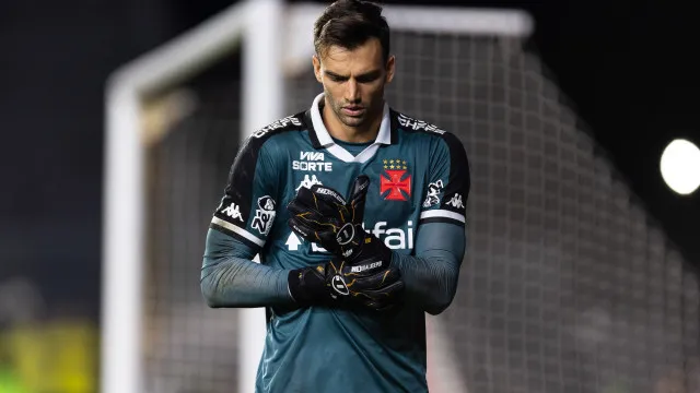 
                    Léo Jardim salva no fim, e Vasco empata com o Santa Fe pela Sul-Americana
                