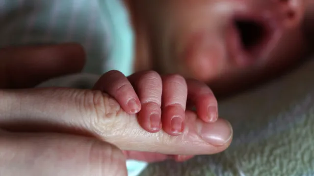 
                    Justiça condena hospital de Goiás por troca de bebês
                
