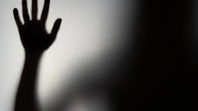 
                    Homem é detido por manter mulher presa durante 2 anos; filha denunciou
                