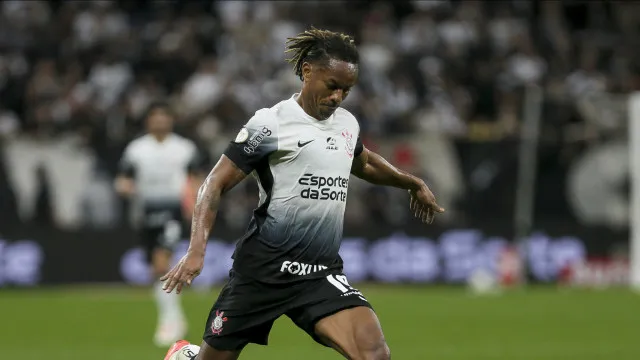 
                    Carrillo conquista Diniz, 'fura fila' e ganha espaço no Corinthians
                