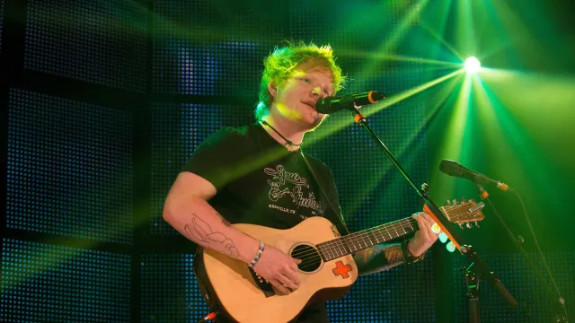 
                    Ed Sheeran faz show surpresa para seleção inglesa após vitória na Copa do Mundo
                