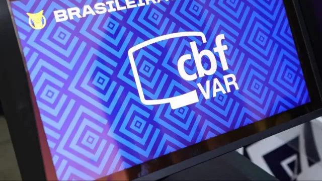 
                    O que o novo 'mantra' da arbitragem diz sobre atuação do VAR no Brasileiro
                