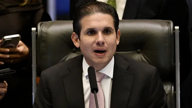 
                    Motta insiste em PEC para fim da escala 6x1, mas Lula mandará projeto mesmo assim
                