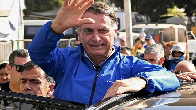 
                    Exército entrega armas de Bolsonaro à PF e informa falta de duas
                