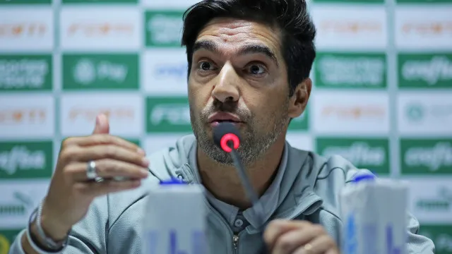 
                    Abel dedica vitória a Lito Sousa e destaca dedicação de Giay: 'Ninguém é melhor que ele'
                