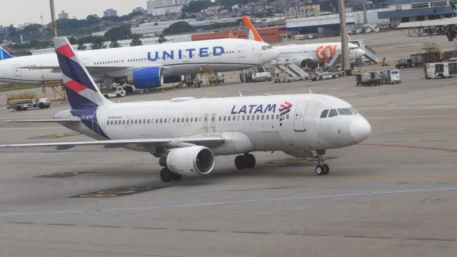 
                    Após problemas técnicos, avião voa em círculos e precisa retornar ao aeroporto de Guarulhos
                