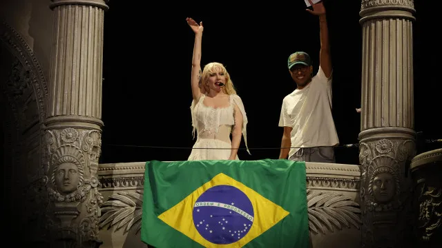 
                    Quem fez o maior show na Praia de Copacabana (em número de pessoas)?
                