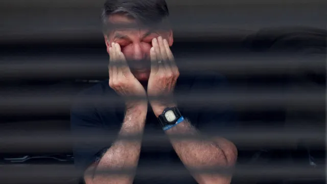 
                    Bolsonaro diz que segurança levou arma para consertar dispositivo
                