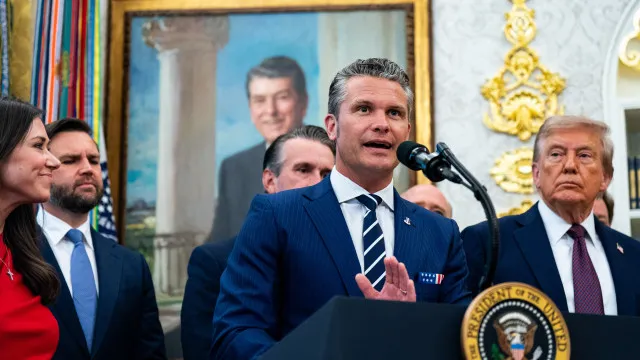 
                    Não começamos esta guerra, mas sob Trump vamos encerrá-la, diz Hegseth
                