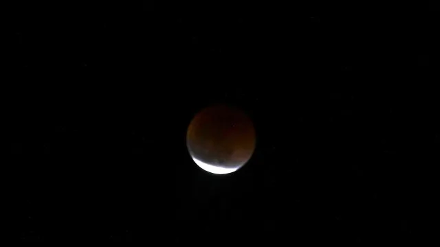 
                    Veja quando e como observar os eclipses de agosto no Brasil
                
