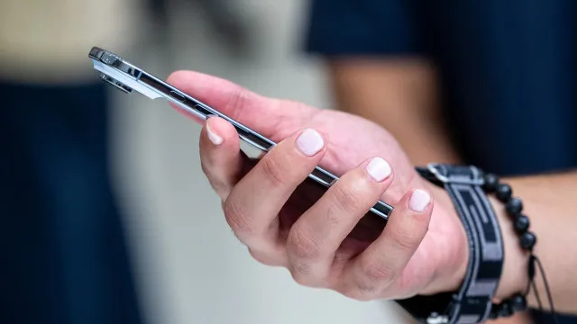 
                    Desativar notificações e não usar celular antes de dormir ajuda a reduzir sobrecarga digital
                