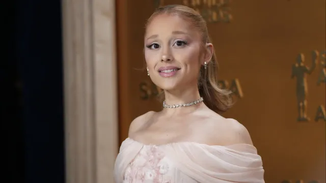 
                    Ariana Grande interage com fã que pulou em rio ao som de sua nova música
                