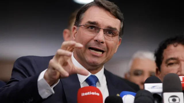 
                    Flávio Bolsonaro reforça intenção de manter candidatura: 'não vou desistir'
                