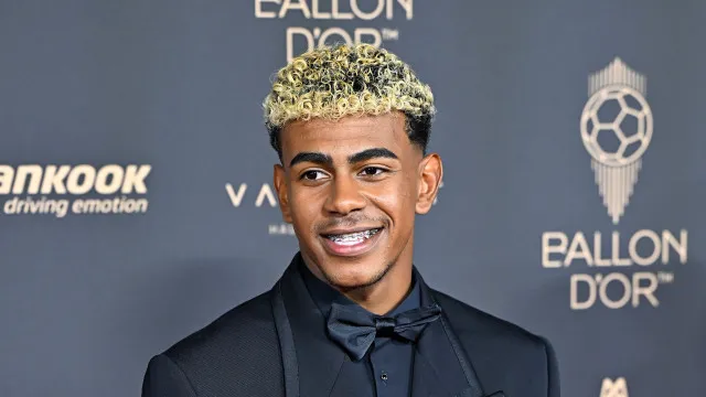 
                    Lamine Yamal oficializa relação com influencer; veja imagens do casla
                