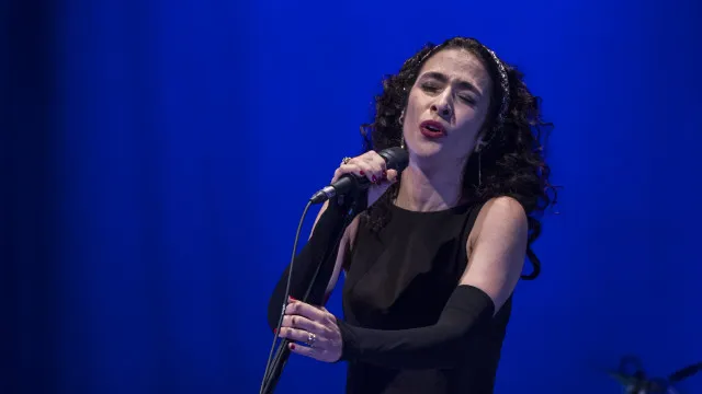 
                    Marisa Monte faz show em festival com logo de bet coberta
                