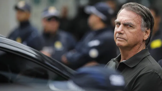 
                    Bolsonaro tem boa evolução após cirurgia e seguirá internado, diz boletim médico
                