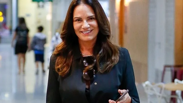 
                    Luiza Brunet defende Yasmin após mensagens com Vorcaro vazarem
                