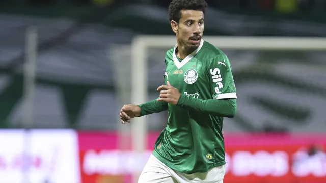 
                    Palmeiras segura pressão do Santos, elimina rival e avança na Copa do Brasil
                