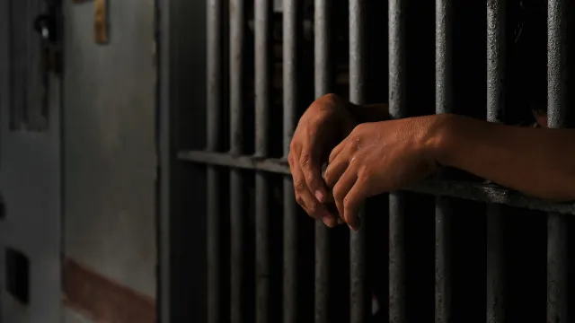 
                    Família descobre horror: pai de seis filhos mantinha idosos em cativeiro
                