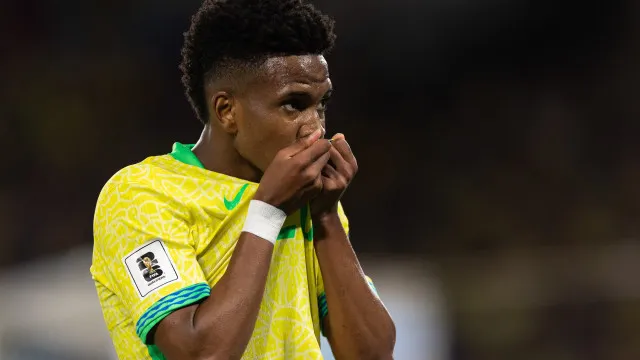 
                    Lesão na coxa pode tirar Estêvão da Copa do Mundo
                