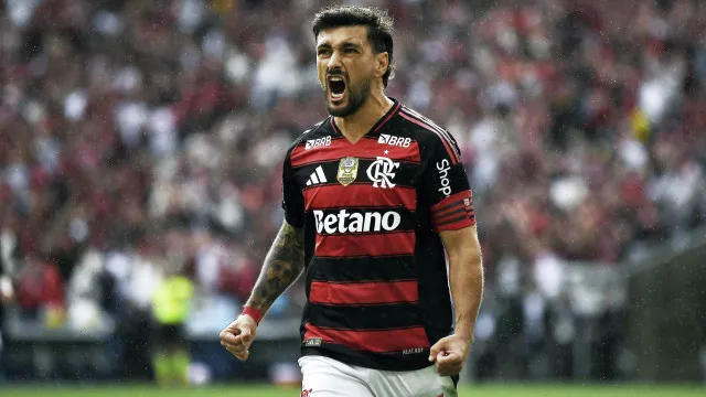 
                    Arrascaeta tem fratura na clavícula confirmada pelo Flamengo após exames
                