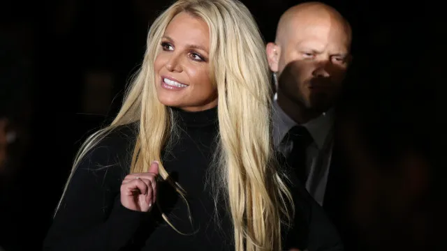 
                    Britney Spears ofereceu lasanha a policiais antes de ser presa sob suspeita de dirigir bêbada
                