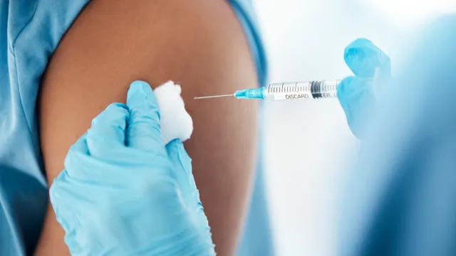 
                    Vacina da Covid reduz risco de infarto e AVC em idosos, aponta estudo
                