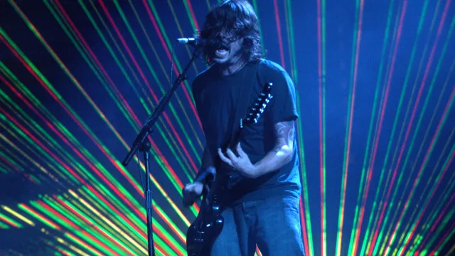 
                    Foo Fighters anuncia dois shows no Brasil em 2027 com turnê 'Take Cover'
                