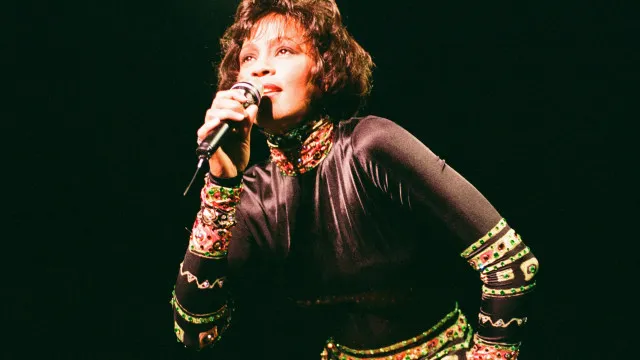
                    Espólio de Whitney Houston rebate Oprah Winfrey após fala sobre queda em palco
                