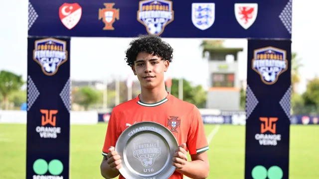 
                    Filho de Cristiano Ronaldo faz testes no Real Madrid
                