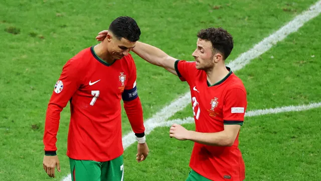 
                    Jornal aponta Diogo Jota como substituto de CR7 meses após morte
                