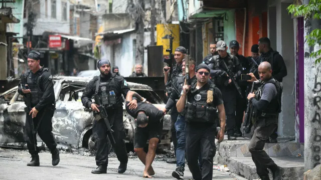 
                    Três em cada quatro moradores de grandes favelas do Rio rejeitam operações policiais, diz pesquisa
                