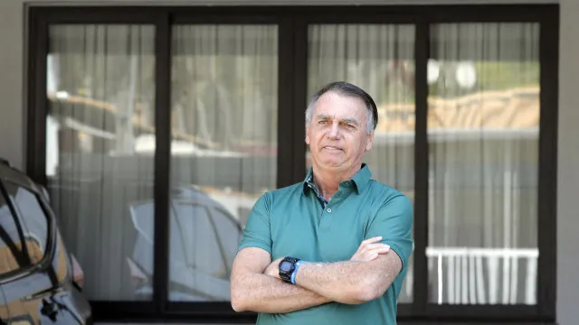 
                    Bolsonaro tem alta de hospital e volta para prisão domiciliar após passar por cirurgia no ombro
                