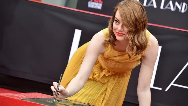 
                    Famosas que só fizeram sucesso depois que pintaram o cabelo: Antes e depois
                