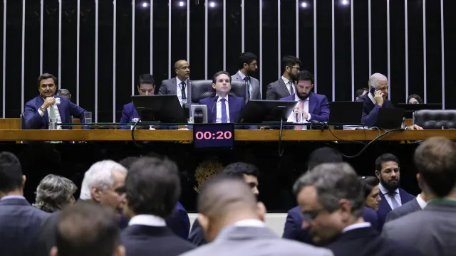 
                    Centrão reconhece vitória de Lula e isola Flávio Bolsonaro na contestação das eleições
                