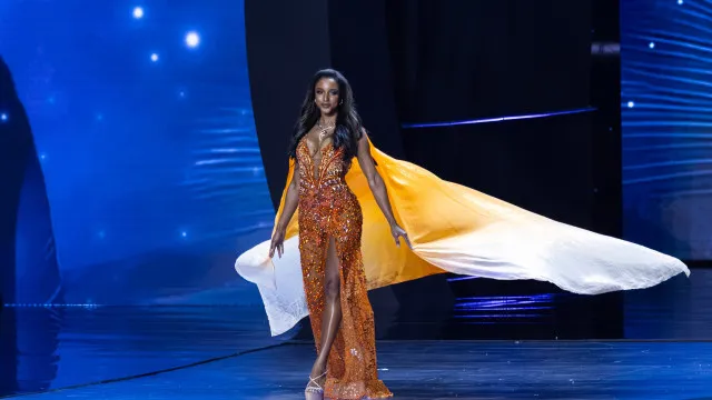 
                    Miss Jamaica processa Miss Universo após queda que deixou sequelas
                