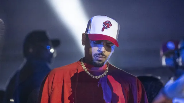 
                    Chris Brown é condenado a pagar US$ 13 milhões após ataque de cachorro a ex-funcionária
                