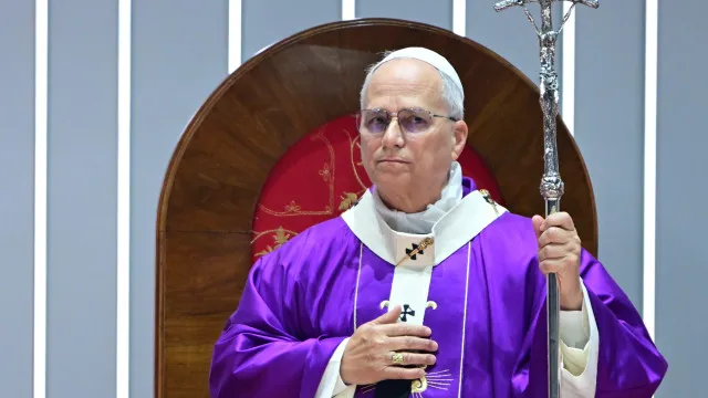 
                    Papa diz que abusos sexuais representam praga para a Igreja e cobra reparação
                