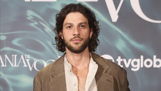 
                    João Vicente diz que ator da Globo 'imita' Chay Suede e causa euforia na web
                