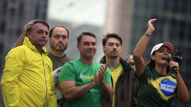
                    Clã Bolsonaro teve relação com suspeitos de envolvimento no crime organizado; relembre casos
                