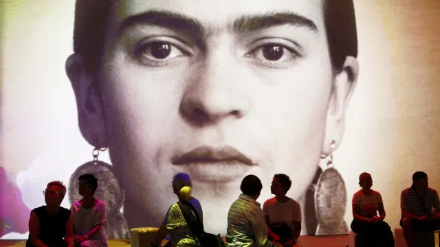 
                    Frida Kahlo além do mito: Curiosidades sobre a grande artista que poucos conhecem
                