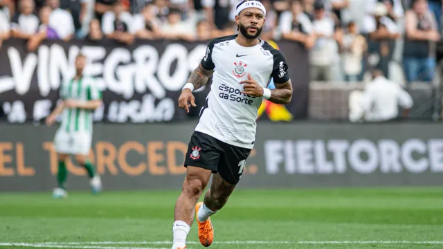 
                    Memphis Depay entra na mira de rival do Corinthians; veja
                