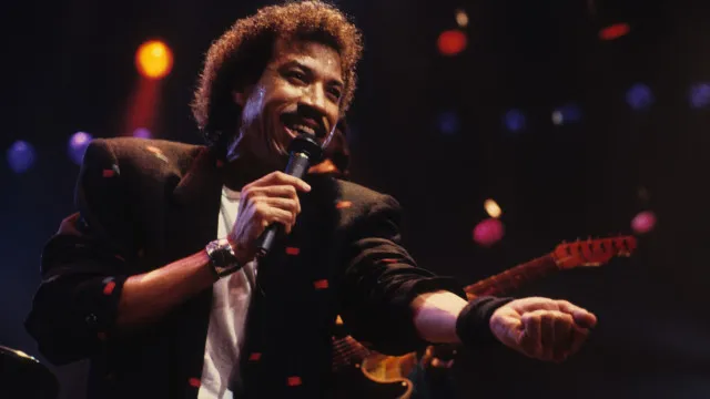 
                    Lionel Richie tranquiliza fãs após ter passado mal em show nos Estados Unidos
                