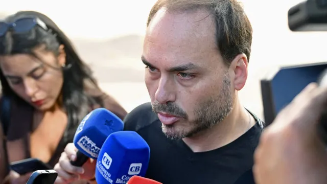 
                    Carlos Bolsonaro publica foto do pai na UTI apesar de proibição; veja
                